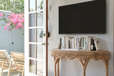 Example of a transitional entryway design in Los Angeles