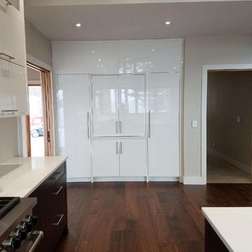 Modern Kitchen with Dark Lower Cabinets and White Uppers