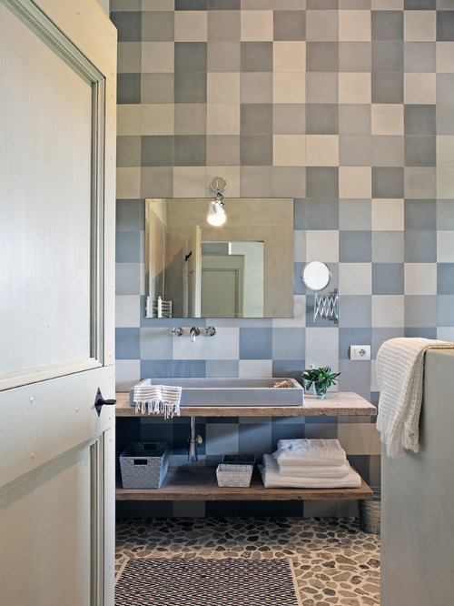 Mediterrane Badezimmer mit Kiesel-Bodenfliesen Ideen, Design & Bilder