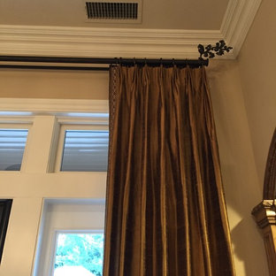 Großes, Repräsentatives, Fernseherloses, Abgetrenntes Mediterranes Wohnzimmer ohne Kamin mit beiger Wandfarbe und Travertin in Orange County