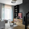 Houzz тур: Таунхаус с чёрной стеной в гостиной