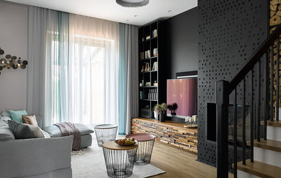Houzz тур: Таунхаус с чёрной стеной в гостиной