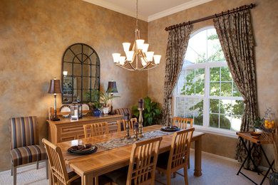 Dining room - traditional dining room idea in St Louis
