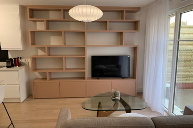 Aménagement d'un salon moderne de taille moyenne et ouvert avec une bibliothèque ou un coin lecture, un mur beige, parquet clair et un téléviseur indépendant.