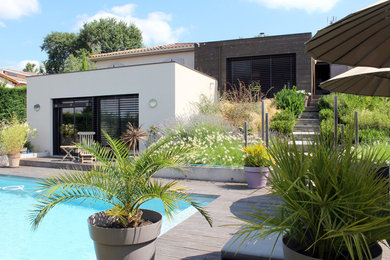Cette image montre une façade de maison design.