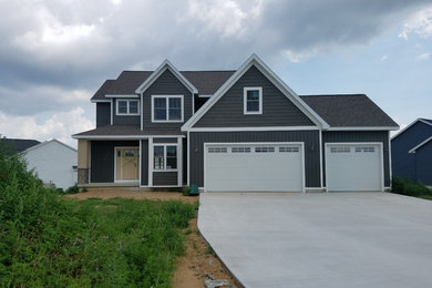 Example of a classic home design design in Grand Rapids