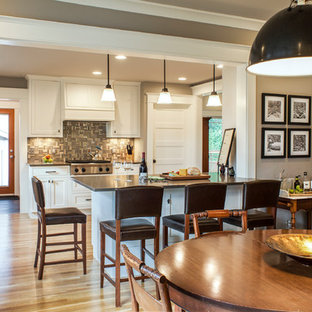 ポートランドの中サイズのLDKの画像 (グレーの壁、淡色無垢フローリング、暖炉なし)