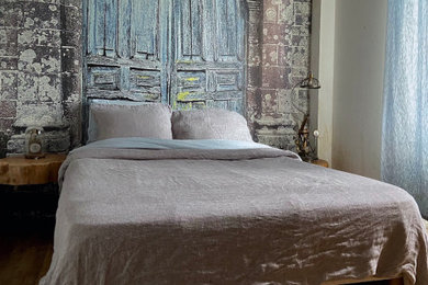 Ejemplo de dormitorio de estilo de casa de campo con suelo de madera en tonos medios y papel pintado
