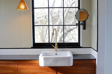 Photo of a midcentury bathroom in Auckland.