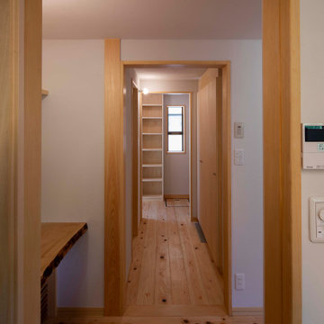 キッチン横の情報スペースと収納・廊下・トイレ・勝手口