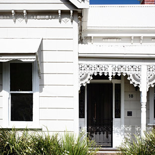 メルボルンのヴィクトリアン調のおしゃれな家の外観 (木材サイディング、切妻屋根) の写真