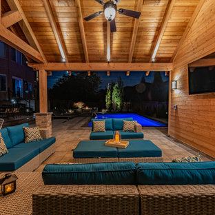 Foto di un grande patio o portico tradizionale dietro casa con pavimentazioni in mattoni e un gazebo o capanno