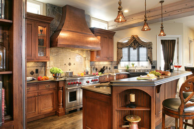 Kitchen - traditional kitchen idea in New York