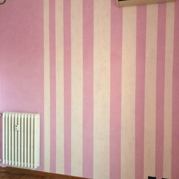 Decorazione stucco spatolato a calce bicolore con strisce verticali bianche.