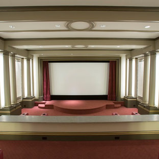 Cette image montre une salle de cinéma avec un écran de projection et un sol rose.