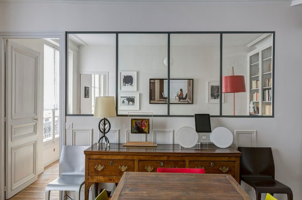 Классический Семейная комната by QUALIRENOVATION