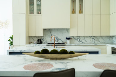 Kitchen - modern kitchen idea in Miami