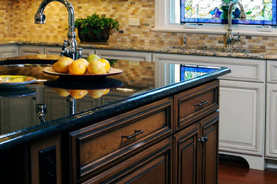 Example of a classic kitchen design in Chicago