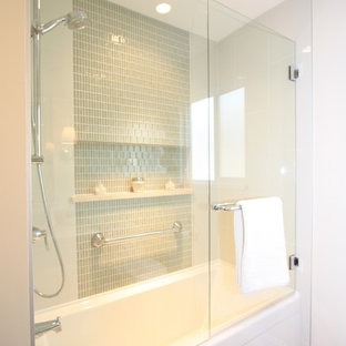 Idée de décoration pour une salle de bain principale tradition de taille moyenne avec un lavabo encastré, un placard avec porte à panneau encastré, des portes de placard blanches, un plan de toilette en marbre, un combiné douche/baignoire, un carrelage beige, un mur blanc et un sol en linoléum.