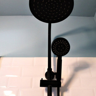 Foto di una piccola stanza da bagno con doccia moderna con WC sospeso, piastrelle bianche, piastrelle diamantate, pareti blu, pavimento con piastrelle in ceramica, lavabo da incasso, top in legno, pavimento multicolore e top arancione