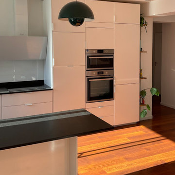 Cuisine moderne blanche et granite noir