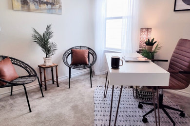 Ejemplo de despacho minimalista de tamaño medio con paredes blancas, moqueta, escritorio independiente y suelo beige