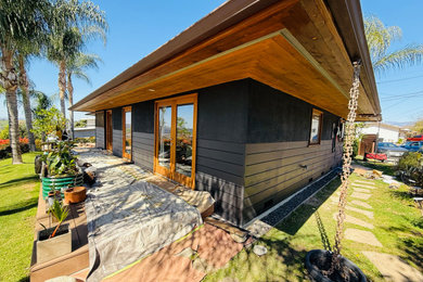 Shed - modern shed idea in Los Angeles