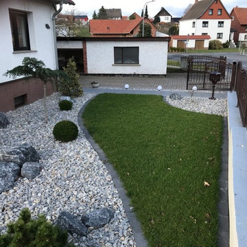 Moderner Vorgarten mit Kiesbeet