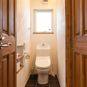 土間と吹き抜けのある自然素材の家