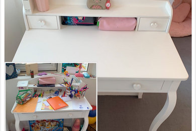 Cette photo montre une chambre de fille de 4 à 10 ans romantique de taille moyenne avec un bureau et un sol gris.