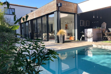 Cette image montre une piscine design.