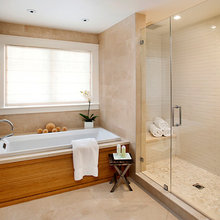 Roxy’s House - Upstairs Guest Bath