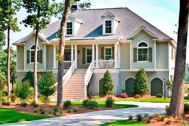 Example of a classic exterior home design in Charleston