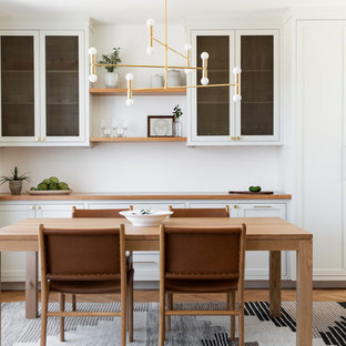 Offenes, Mittelgroßes Nordisches Esszimmer mit weißer Wandfarbe, hellem Holzboden, Kamin, gefliestem Kaminsims und beigem Boden in San Francisco