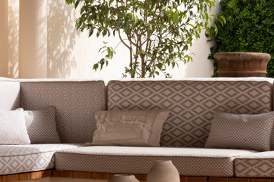 Diseño de patio de estilo de casa de campo extra grande en patio trasero con suelo de baldosas y pérgola