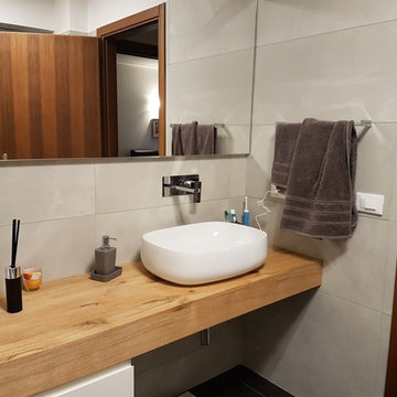 Bagno moderno con piano in rovere