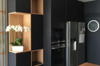 Idée de décoration pour une grande cuisine ouverte minimaliste en U avec îlot.