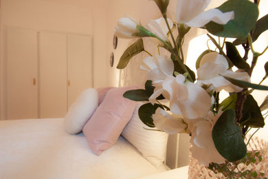 Foto de habitación de invitados grande con paredes blancas