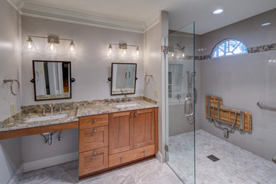 Esempio di una stanza da bagno con doccia a filo pavimento, piastrelle grigie, doccia aperta, due lavabi e mobile bagno incassato