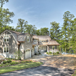 Новый формат декора квартиры: двухэтажный фасад частного дома среднего размера серого цвета в викторианском стиле с облицовкой из дерева, мансардной крышей и крышей из гибкой черепицы