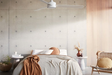 Diseño de dormitorio tipo loft y gris escandinavo grande con paredes grises, suelo de baldosas de cerámica y suelo gris