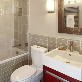 Ispirazione per una piccola stanza da bagno moderna con ante rosse, vasca ad alcova, vasca/doccia, piastrelle verdi, piastrelle in ceramica, pareti verdi e parquet scuro
