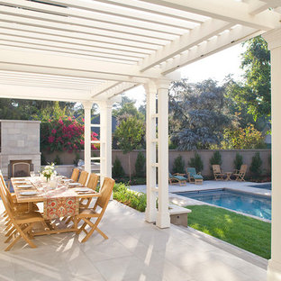 ロサンゼルスのトラディショナルスタイルのおしゃれなテラス・中庭 (ファイヤーピット、パーゴラ) の写真