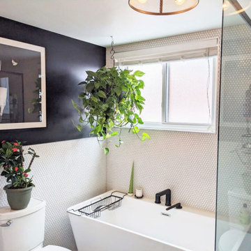 Modern black and white bathroom in Montreal North East