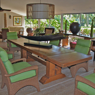 マイアミのトロピカルスタイルのLDKの画像 (ベージュの壁)