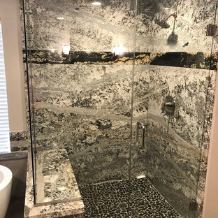 Idee per una stanza da bagno padronale minimalista di medie dimensioni con ante con riquadro incassato, ante in legno bruno, vasca freestanding, doccia ad angolo, piastrelle verdi, lastra di pietra, pareti beige, pavimento in gres porcellanato, lavabo sottopiano, top in granito, pavimento grigio e porta doccia a battente