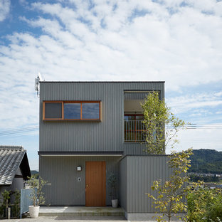 他の地域のアジアンスタイルのおしゃれな家の外観 (木材サイディング、グレーの外壁、片流れ屋根、戸建、金属屋根) の写真