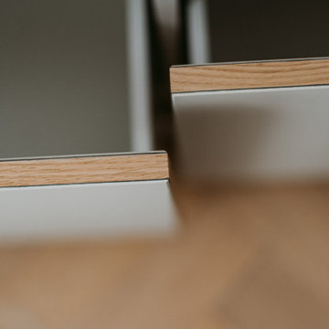 minimalistischer Einbau-Schreibtisch aus hellgrauem Linoleum