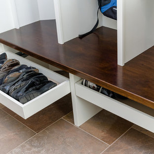 Foto di un ingresso con anticamera classico di medie dimensioni con pareti beige e pavimento in ardesia