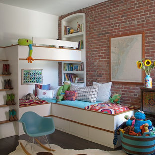 Foto di una cameretta per bambini da 4 a 10 anni industriale con parquet scuro e pareti rosse